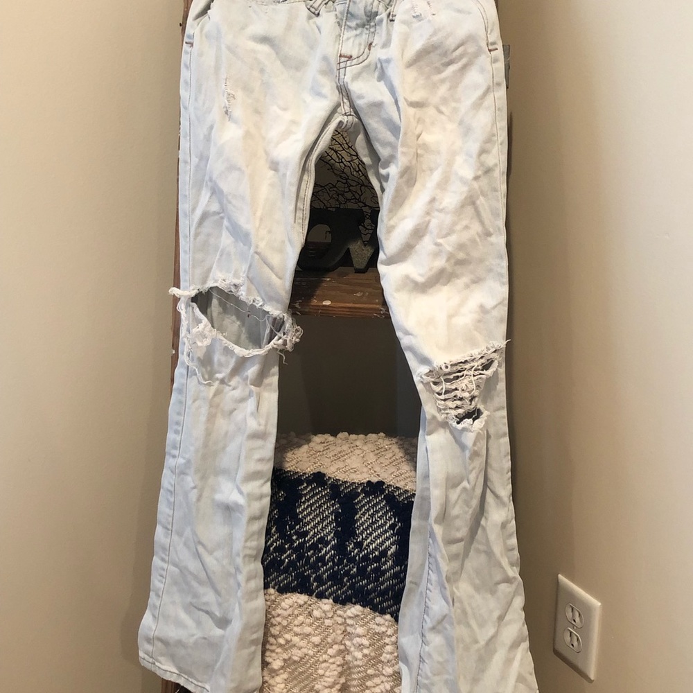 Light Jeans with Holes 🤍🤍